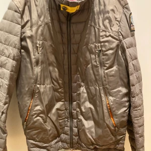 Grön ParaJumpers Jacka - Säljer en grön ParaJumpers jacka. Bra skick. OBS den är syd på armen 
