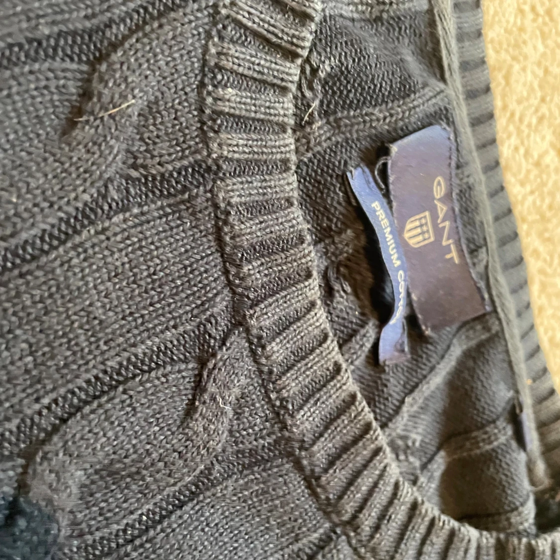 Mörkblå kabelstickad tröja från GANT - 2