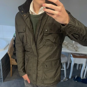 Fodrad fieldjacka  - Riktigt varm och fet mossgrön fieldjacka! || perfekt nu till vintern❄️|| Skick: väldigt bra! Bara något noprig runt zipen|| Storlek: S || Pris: 549kr  || Skriv vid minsta fråga!
