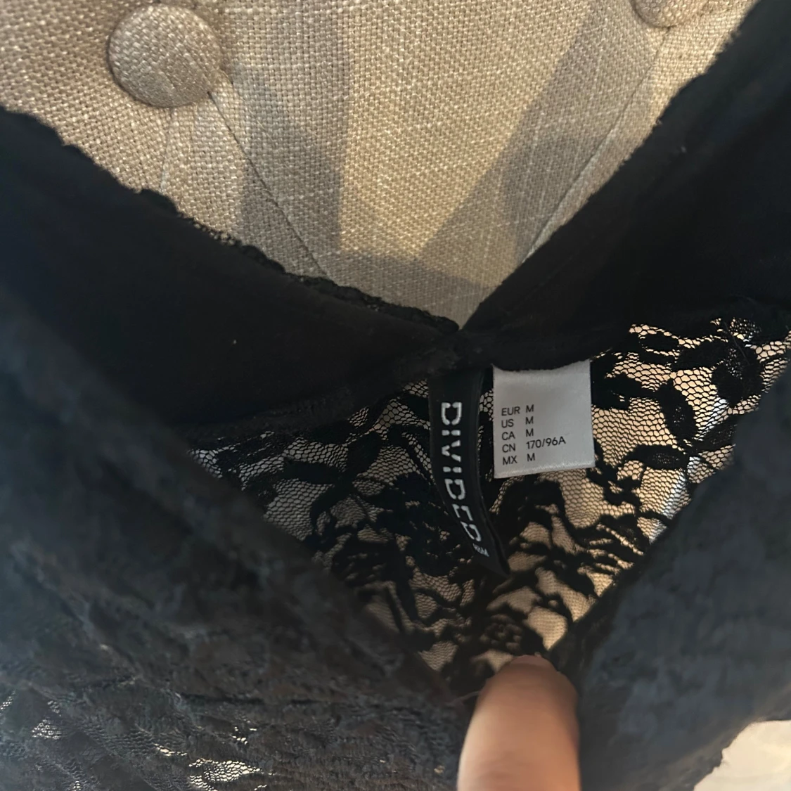 Svart spetsig linnetopp från Divided - 2