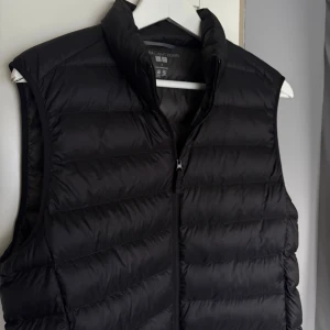 Uniqlo Väst  - Svart uniqlo väst i storlek S, Nypris 599 helt slutsåld. Riktigt fint skick. 