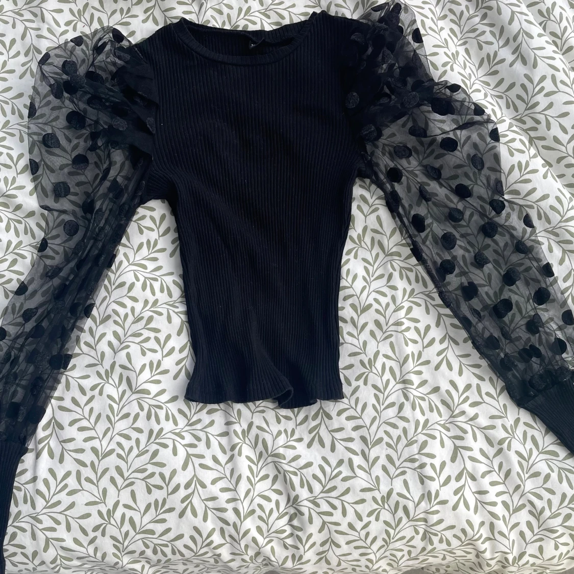 Svart ribbad topp med puffärmar i mesh