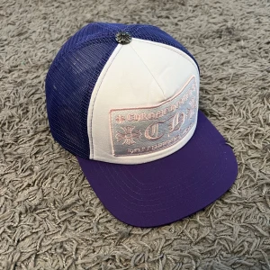 CHROME HEARTS KEPS  - hej, säljer denna chrome hearts keps. kepsen är i nyskick och i väldigt bra kvalite! Hör av dig vid fler frågor!