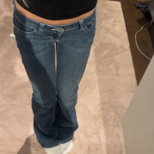 Nelly jeans💞 - Nelly jeans i modellen Low waist Bootcut Stitch Jeans. Har använt fåtal gånger och har inga defekter💞nypris 699