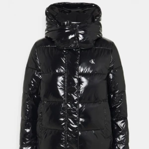 Vinterjacka - Assnygg svart jacka från Calvin Klein i strl S. Perfekt inför vintern