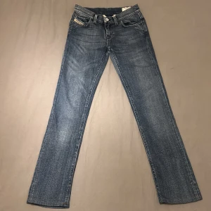 Diesel Jeans  -  Jättesnygga vintage diesel jeans i en klassisk blå denim med ljusa slitningar/faded look. Low waist-modell, sitter snyggt och passar mig perfekt i längden (jag är 163 cm).