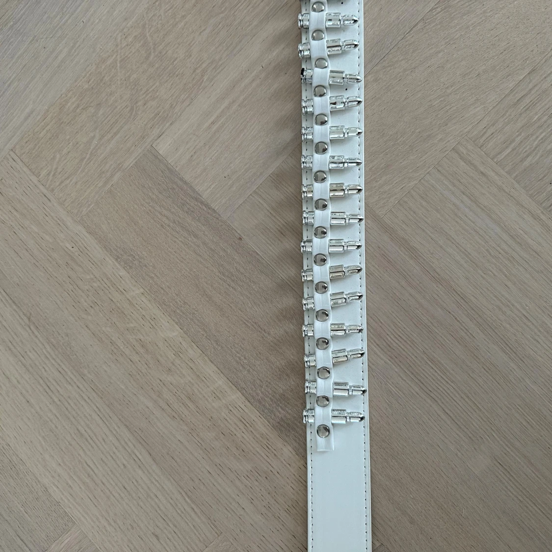 Vitt bälte med silvriga nitar - 2