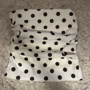 Vit prickig tubetop från Zara - Supersöt tubetop från Zara i vit med svarta prickar. Pris diskuteras vid snabb affär 💕💕💕 Aldrig använd!