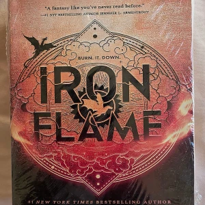 Iron Flame - Iron Flame är en #1 New York Times bestseller med ett episkt fantasyomslag, drakar och eld. Perfekt för dig som älskar magiska världar och spännande äventyr. Boken utlovar en unik fantasyupplevelse som du inte vill missa! Helt ny och inplastad 