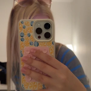 Transparenta rosa solglasögon - Snygga solglasögon med transparenta, ljusrosa bågar och fyrkantig form. Glasen är tonade i en mörkare rosa nyans och bågarna har små guldfärgade detaljer vid gångjärnen. Perfekt accessoar för att lyfta din stil under soliga dagar.