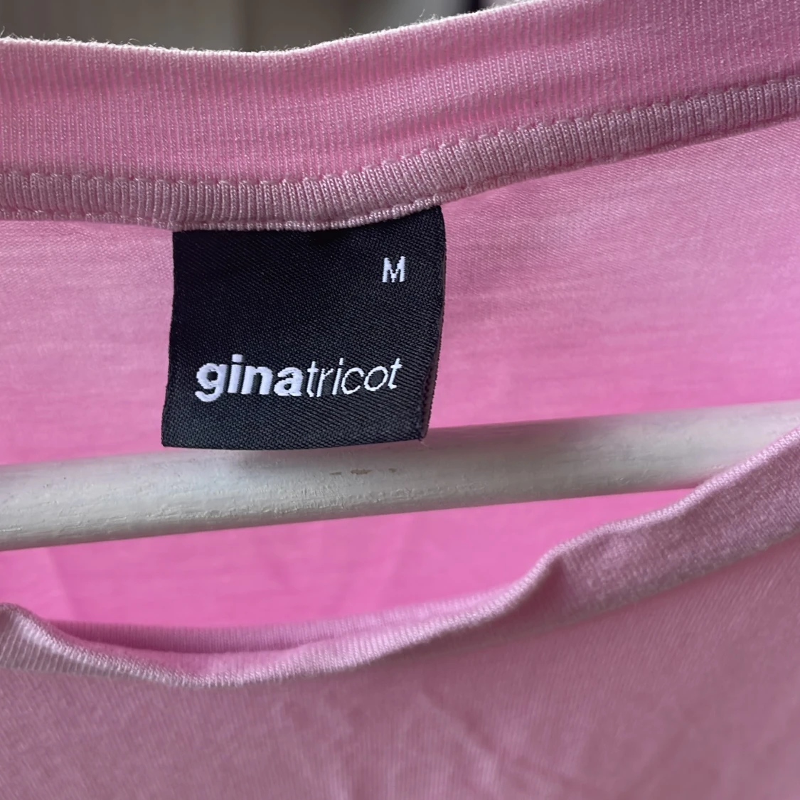 Ljusrosa t-shirt från Gina Tricot - 2