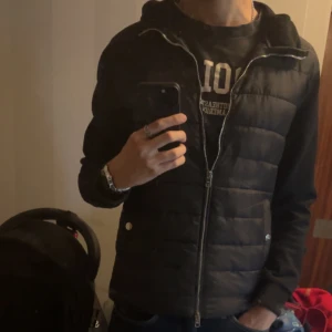 Svart cardigan - Svart cardigan köpt på hm för ca 600 om jag minns rätt. Den är stilig och i toppenskick, säljer för 450 och inte lägre då den är elegant och exklusiv, kontakta gärna vid intresse😊