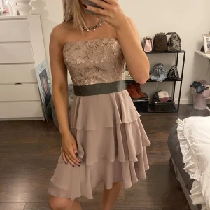 klänning  - as snygg & unik klänning!! köpte på sellpy men aldrig använd av mig, lappen sitter kvar💝💝💝