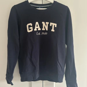 Sweatshirt - Säljer en mörkblå sweatshirt från GANT.