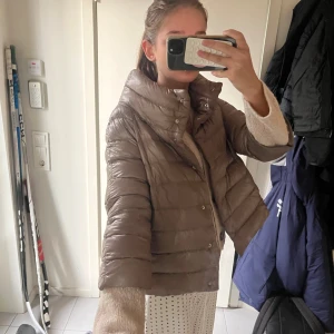 herno jacka  - herno jacka i 42it, beige och i jättefint skick! jag är 170 och bär oftast 34/36 !🥰🥰