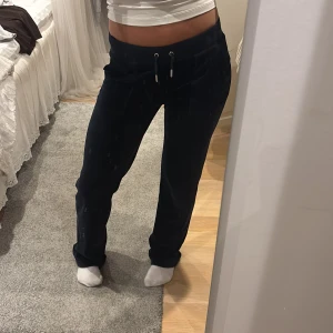 Mörkblåa juicybyxor - Detta är ett par mörk blåa juice byxor, i storlek xxs, jätte sköna varma och fin färg. Sitter jätte fint!! Säljer för dem börjat bli lite för små. Lite små slitet nerdest på benet💙 