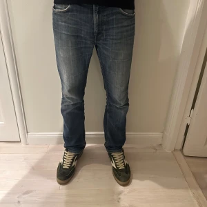 Lee blake jeans - Sjukt snygga lee blake jeans.                                      Storlek W31 L32.                                                           Personen på bilden är 180 cm lång
