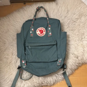 Fjällräven ryggsäck  - Säljer min super fina blåa fjällräven ryggsäck! Det är den stora storleken så man får plats med mycket i den. Den är endast använd ytterst fåtal gånger och sälja på grund av att den inte kommer till användning! 