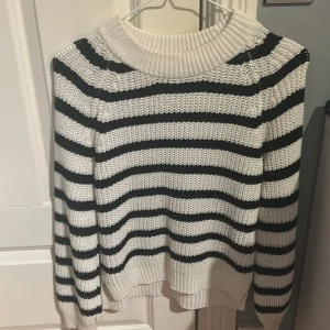 Tröja - Säljer nu min Lindex tröja som aldrig har kommit till användning. Inga skador