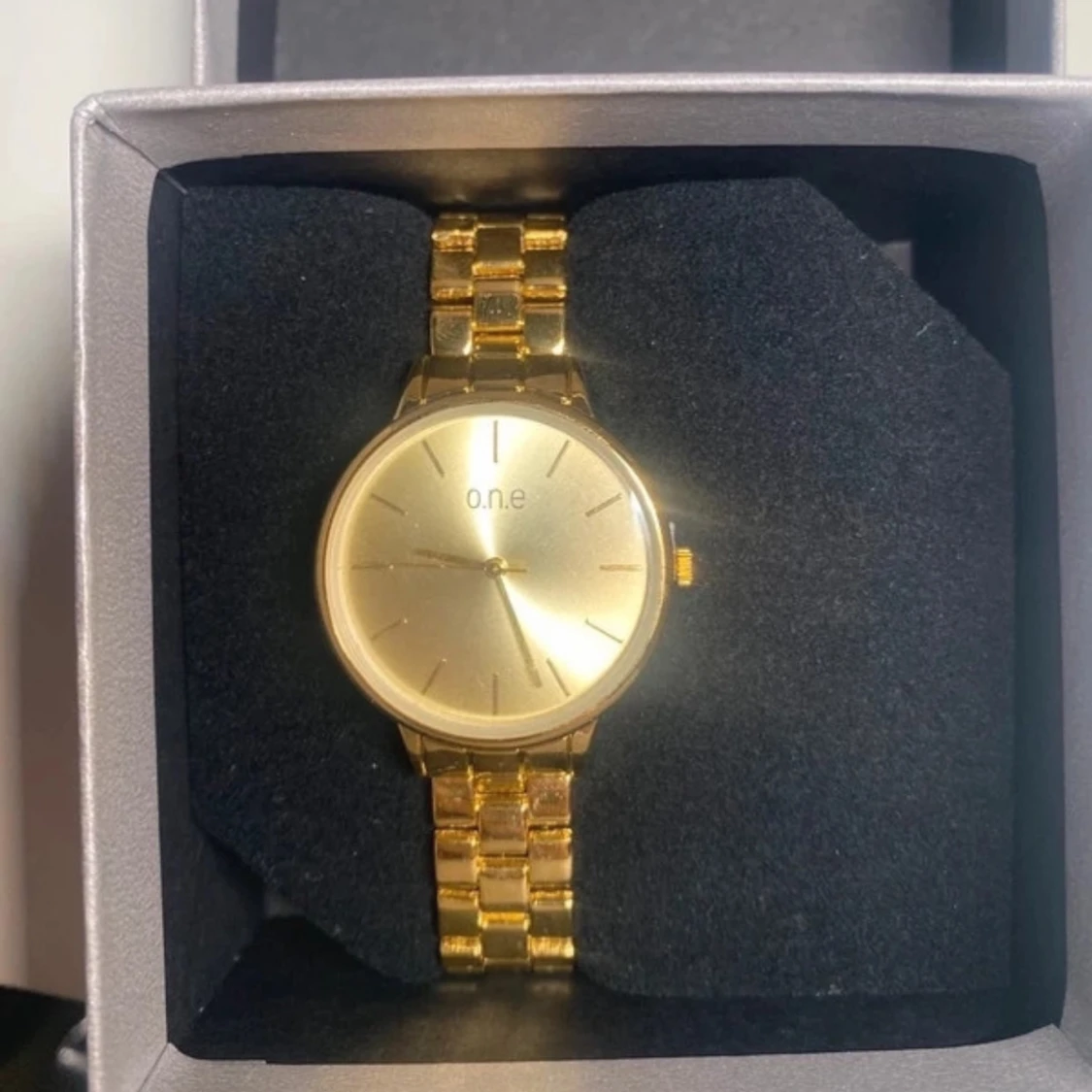 Guldfärgad klocka från o.n.e - 1