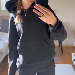 Svart hoodie från Gina - Jätte fin och mjuk❤️