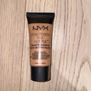 NYX Stay Matte But Not Flat Foundation - Säljer en helt ny och oöppnad NYX Stay Matte But Not Flat Foundation i nyansen SMF17 Warm. Plastförseglingen är fortfarande kvar. Säljer den då jag beställde fel färg.  Denna foundation är perfekt för dig med fet eller kombinerad hud, då den ger en jämn, matt finish utan att kännas tung eller kakig.  ✔ Oljefri formula ✔ Långvarig matt finish ✔ Passar perfekt för daglig användning  Vänligen läs min bio innan du gör ett köp; där hittar du bland annat information om leveransprocessen med mera 😊