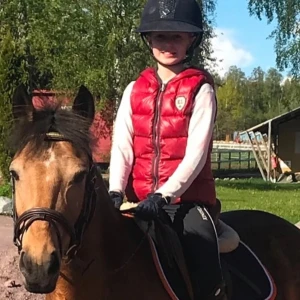 Röd dunväst från kingsland  - Dunväst från kingsland ! Storlek s/xs superfin och varm ❤️❤️