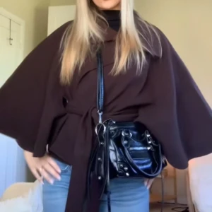 Belt cape jacket - brun belt cape jacket, storlek xs/s, använd en gång🩷