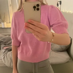 Rosa stickad tröja  - Söt rosa stickad tröja från vero moda med korta ärmar! Använd endast 1 gång och är i storlek S