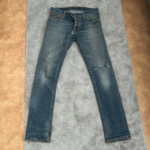 Nudie jeans grim tim  - Feta nudie jeans i helt okej skick, se bild 3 för slitage. Storlek 31/34 