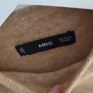 Beige stickad tröja från MNG XS - En klassisk beige stickad tröja från MNG i storlek XS. Tröjan har rund halsringning och långa ärmar.Enkel och stilren design som passar till det mesta.Ny💕