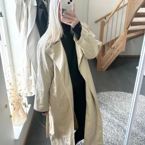 Trenchcoat - Trenchcoat från H&M, aldrig använd med prislapp kvar! Nypris: 500kr