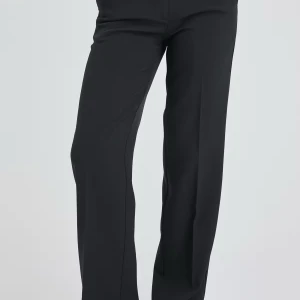 Svarta kostymbyxor med rak passform - Snygga svarta kostymbyxor med rak och lite loose passform. Byxorna har klassiska fickor fram, bälteshällor och stängs med dragkedja och knapp. Perfekta för en clean och stilren look, passar till både sneakers och boots. Nypris 500🙌