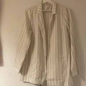 Somrig kavaj/jacka  - Somrig kavaj/jacka som ger en stilren känsla och look. Använt noggrant och är i fin skick. 