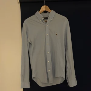 Ljusblå skjorta Polo Ralph Lauren - Sparsamt använd och väldigt snygg!