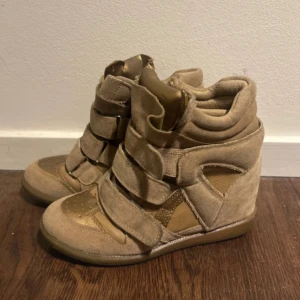 Isabel Marant skor - Isabel Marant liknande skor i storlek 37, skit snygga och perfekta om man vill piffa upp sin outfit! Högt intresse då jag lagt ut de flera gånger och säljs på andra plattformar:) Passa på medans de finns!! De är i jätte bra skick utan några defekter!!!