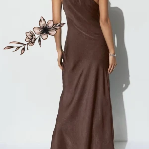 Brun långklänning från Gina Tricot - Säljer en snygg brun långklänning från Gina Tricot i glansigt material. Klänningen har en enkel, elegant design med oneshoulder och rak passform. Perfekt för dig som vill sticka ut med en stilren look. Storlek 38.