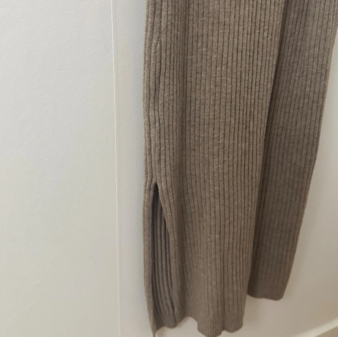 Beige ribbad lång stickad klänning - 2