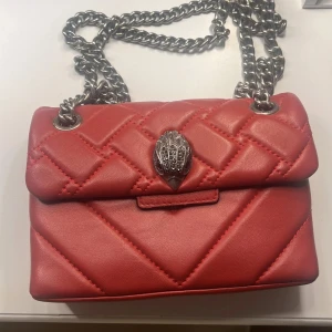 Röd axelväska från Kurt Geiger - Säljer en snygg röd axelväska från Kurt Geiger. Väskan är i gott skick! Knappt använd. Jag kan mötas upp i Stockholm eller frakta. 