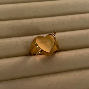Alvaz Essential ”Heart Arrow Ring” inspirerad ring - Aldrig använd, 18K guldpläterad och tillverkad av rostfritt stål. Nickelfri. Om du har fler frågor, tveka inte att höra av dig 🤗