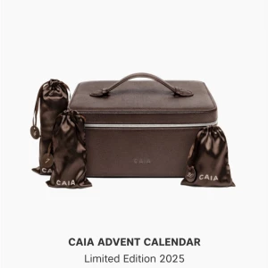 CAIA Adventskalender Limited Edition 2025 - Säljer en caia kalender som är helt oöppnad detta eftersom min kille överraskade mig med en när jag hade köpt en🥰har därför två stycken och säljer den ena! Helt oöppnad🤩Hoppas den kan hamna i händerna på någon som är lika taggad på att öppna sin som jag är🥰