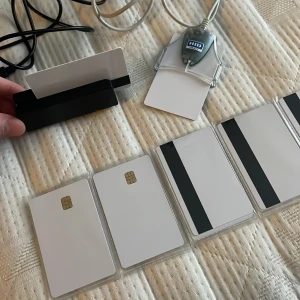 HID Omnikey Smartkortsläsare & Magnetkortsläsare USB - Paket med HID Omnikey smartkortsläsare och USB magnetkortsläsare. Inkluderar flera tomma chip- och magnetkort. Perfekt för säker inloggning, passerkontroll eller bankkort överföring. Allt i gott skick, inga synliga defekter eller slitage.