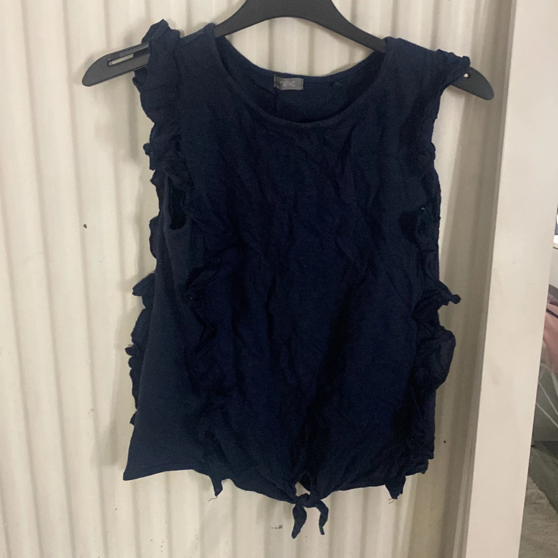 Mörkblå ärmlös topp med volanger