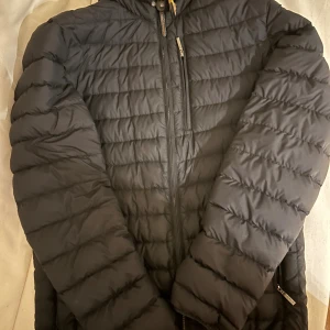 Svart dunjacka Parajumpers S - Svart dunjacka från Parajumpers i storlek S. Jackan är i bra skick utom en väldigt litet hål på en av ärmarna men det syns ej!