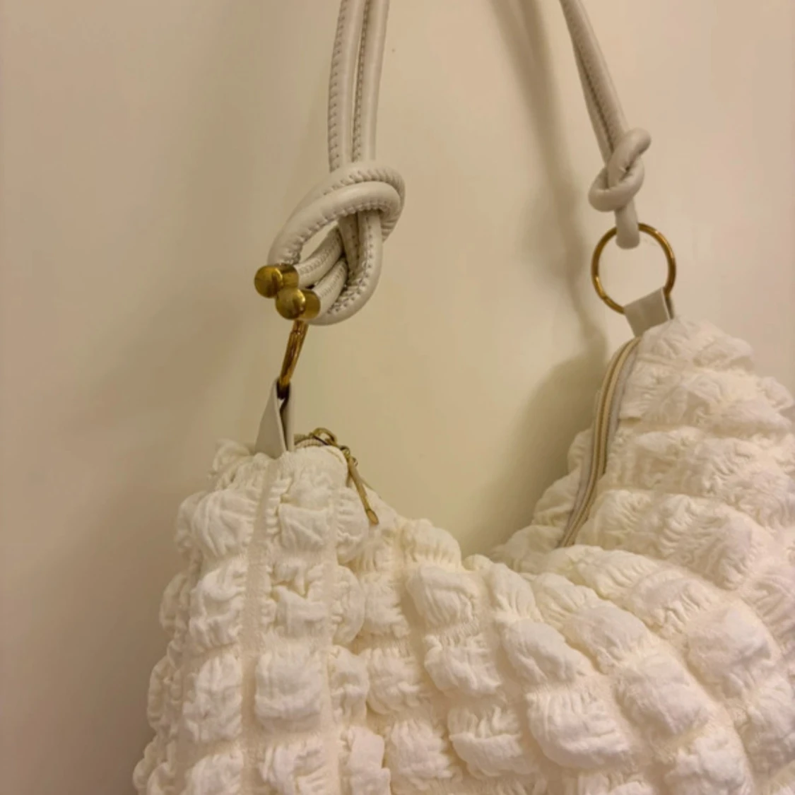 Vit quiltad axelväska med repdetaljer - 1