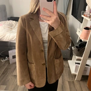 Mocka kavaj från Lindex - Supersnygg! Det står storlek 44 men sitter som en M på mig som vanligtvis har S