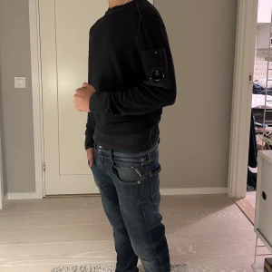 Stickad CP Company tröja  - CP Colpany tröja i 100% merinoull. Skick: 8,5/10 några ytterst små defekter som ej syns vid användning. Nypris 3499kr mitt pris 1399kr🤩 kom PM om frågor