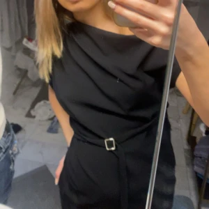 Snygg zara topp - Super fin fest topp från Zara, använt enstaka gång. Off shoulder på ena axeln och skärp🩷