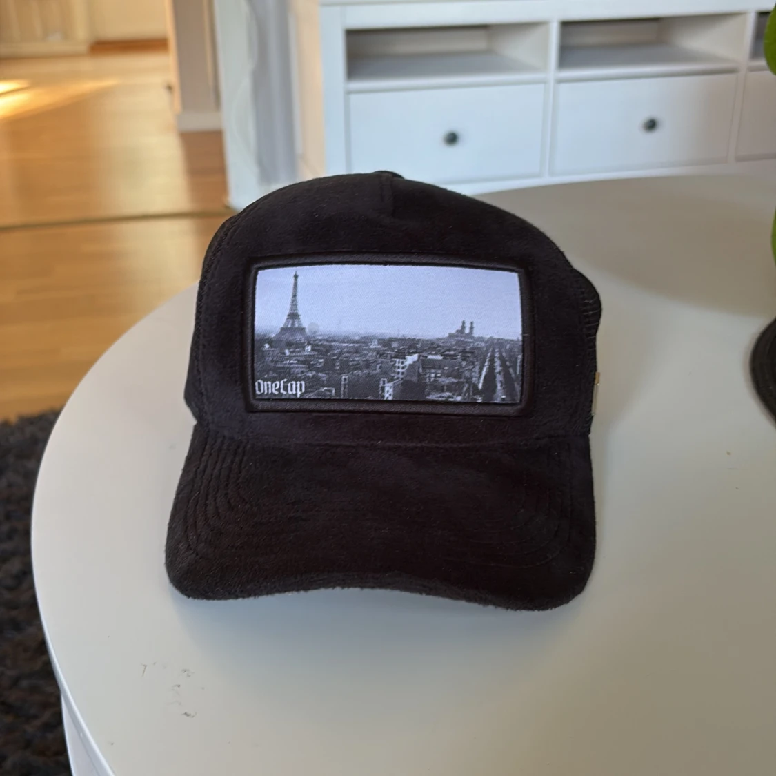Svart keps från Onecap med Paris-motiv