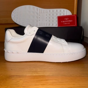 Valentino Garavani Open sneakers - Säljer just nu dessa feta valentino opens. Oanvända. Allt på bilderna medföljer. Vid frågor skriv!!!